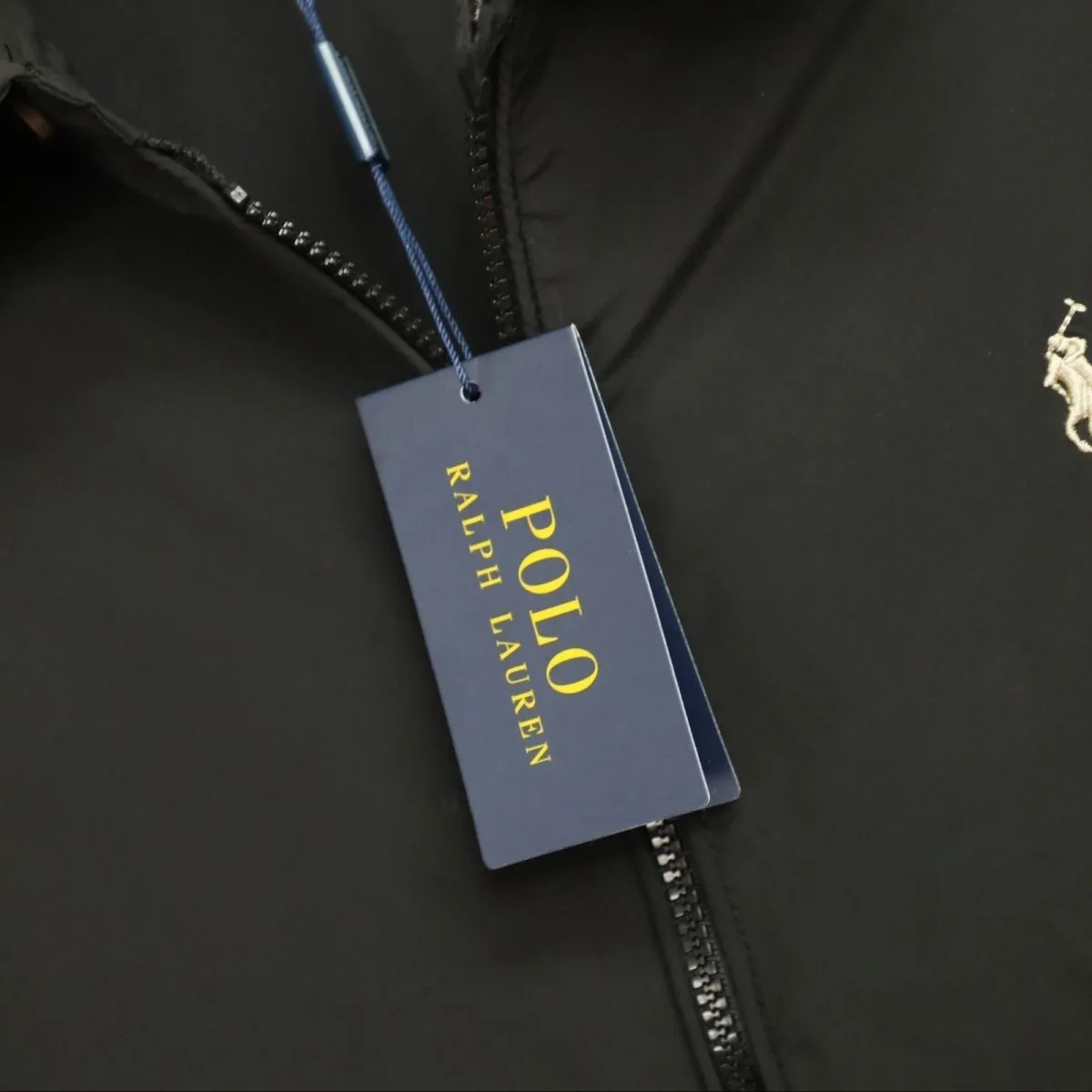 P306 💰Ralph Lauren/Ralph Lauren American vintage classic lapel retro waterproof jacket. Classic design. Timeless classic. The cotton fabric is thick and wide, showing a sense of vintage. The collar and cuffs are decorated with colorful plaid. It looks good on both men and women. It is comfortable and comfortable to wear. Mainly relaxed retro YYDS. One piece for both men and women. An indispensable piece for autumn and winter. The hottest jacket at the moment. One hundred percent cotton twill is thick and thick, ⚠️correctly spaced red and green plaid lining, imported high-density embroidery. The Harrington jacket has a loose fit, is short and fat, and is super versatile. It is a clean fit and is suitable for both men and women. Color: Khaki Navy Black Size: M-XXL Size Length Bust Sleeve Length Shoulder Width M 67 110 61 L 68 114 62 XL 70 118 63 2XL 72 122 64